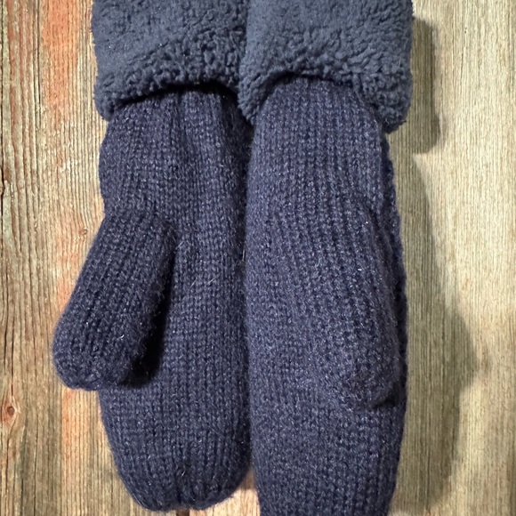 Cozy Navy Blue Cable Knit Mittens - Picture 3 of 4